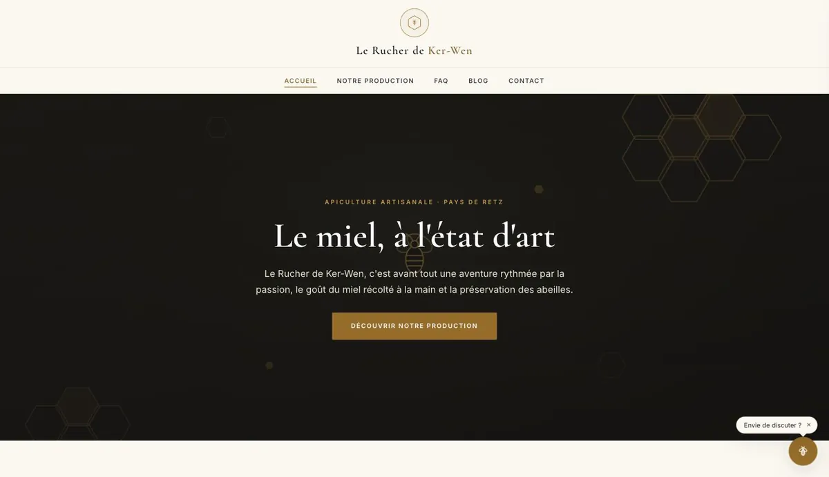 Page d'accueil du Rucher de Ker-Wen : fond anthracite, titre « Le miel, à l'état d'art » et bouton « Découvrir notre production »